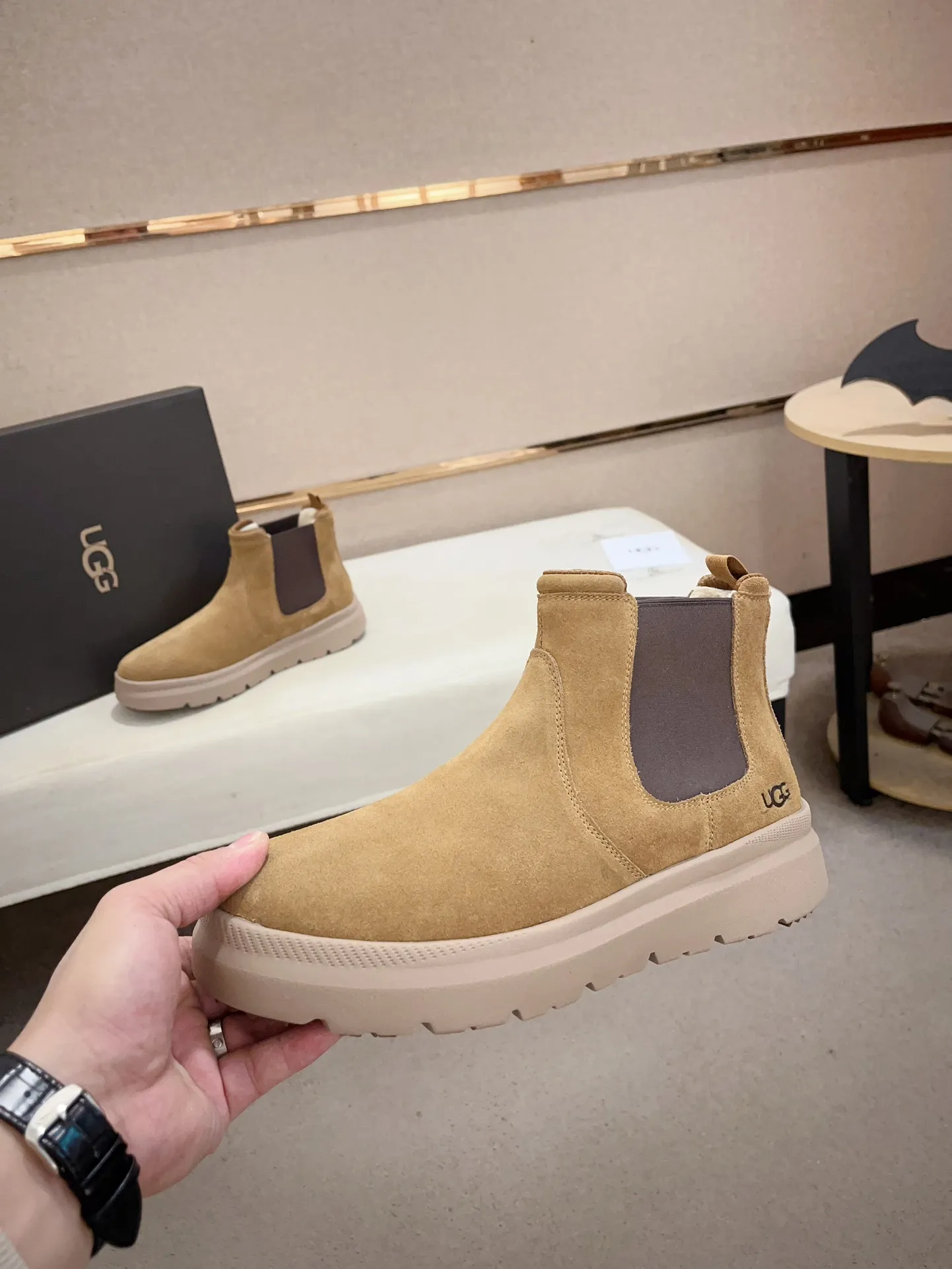 Men's shoes💰: 600💰(high-end goods) UGG❄️❄️Latest model 1:1⃣️quality, fabric: high-end quality first-layer cowhide imported from Europe. Lining: wool lining, sole: pure imported rubber foam outsole. ❤️High-end goods, fine workmanship, trendy and fashionable. The fit is very classy. If you know the goods, you will definitely not be able to refuse😍😍Code number: 41-45. Can be customized 46.47.